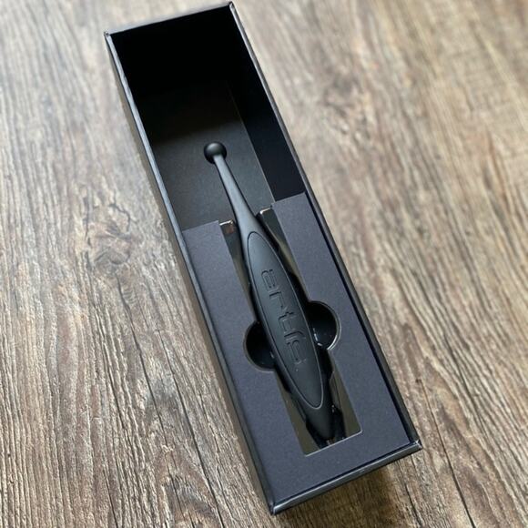 Artis elite collection circle 1R brush in black finish and Artis cleaning pad - Picture 5 of 7